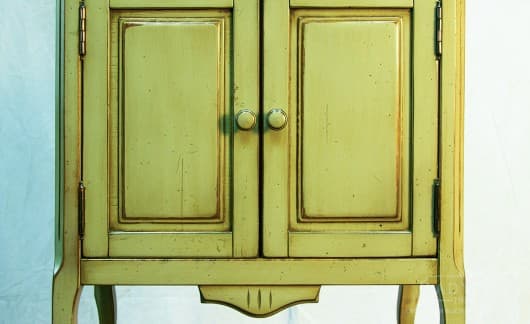 Распашные дверки с ручками салатовой этажерки во французском стиле фото