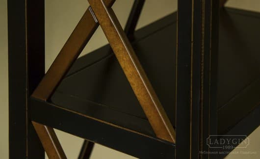 Декоративные боковые перекрестия чёрной этажерки во французском стиле фото