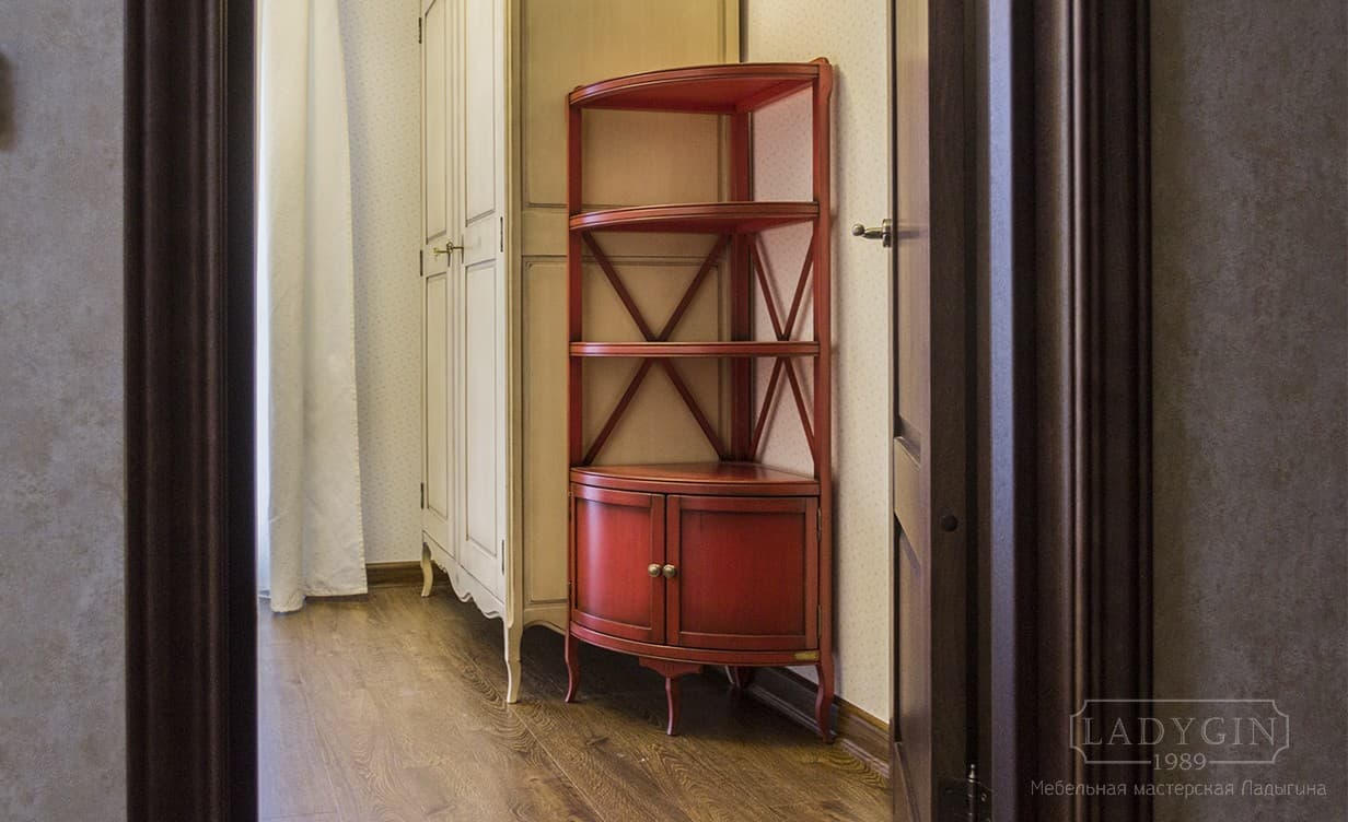 Красная четырёхъярусная угловая этажерка из массива дерева во французском стиле с дверками фото