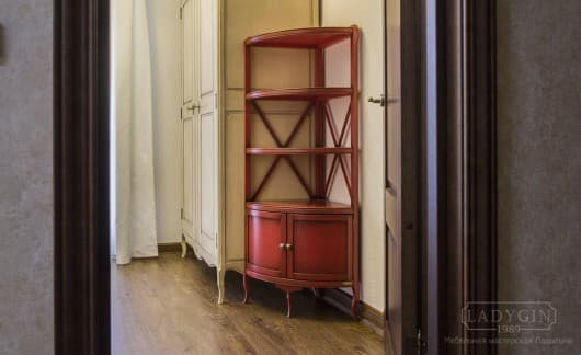 Красная четырёхъярусная угловая этажерка из массива дерева во французском стиле с дверками фото