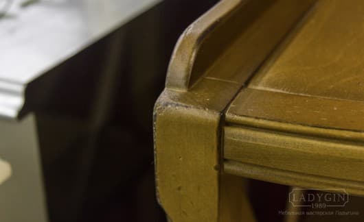 Отделка деревянной угловой этажерки во французском стиле с дверками в нижней части на ножках фото
