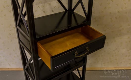 Выдвижной ящик с латунной ручкой в чёрной четырехъярусной этажерки во французском стиле фото