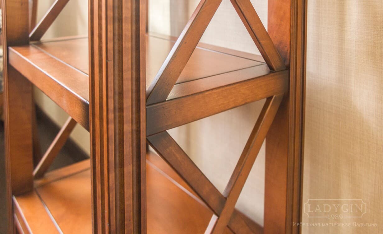 Классическая отделка низкой этажерки-консоли из массива дерева в итальянском стиле фото