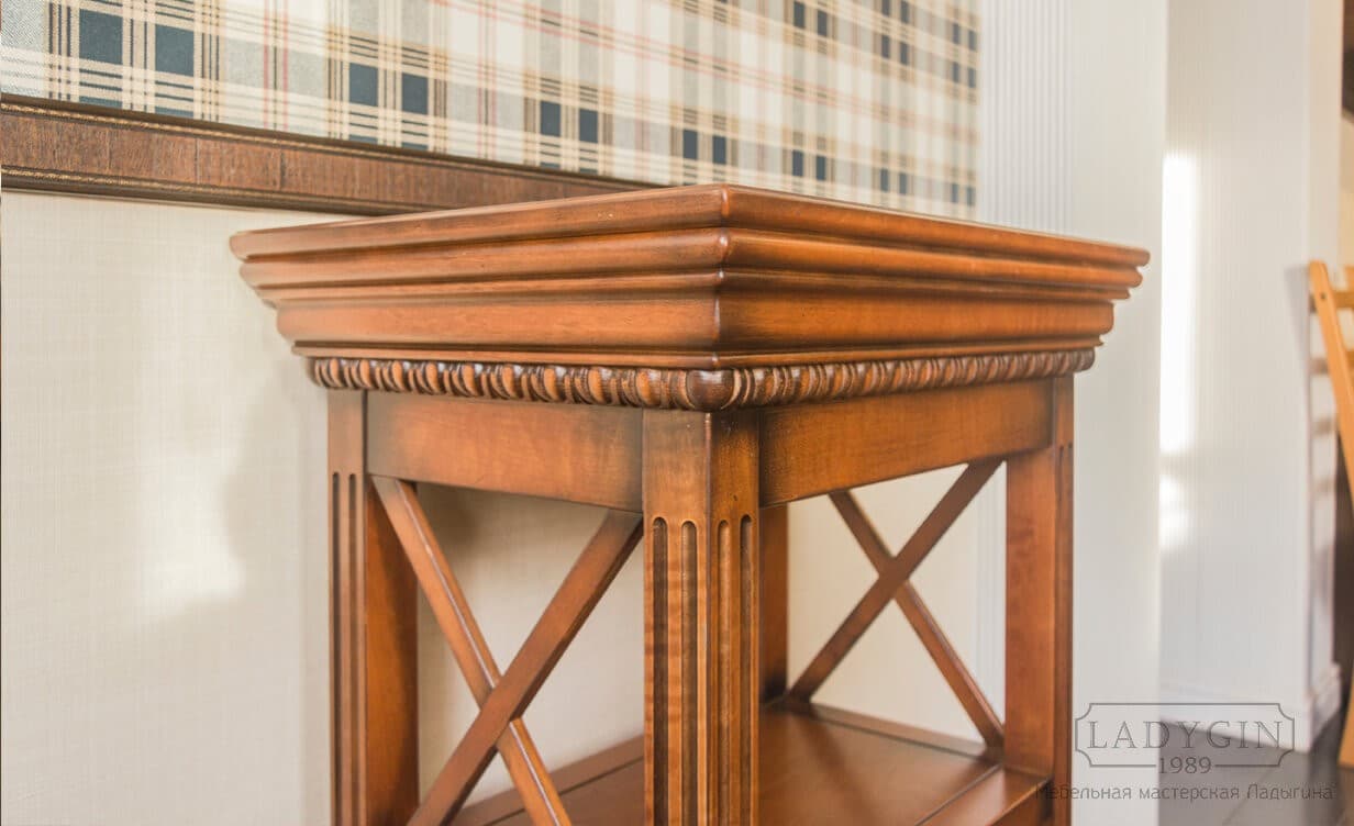 Резной карниз низкой этажерки-консоли из массива дерева в итальянском стиле фото