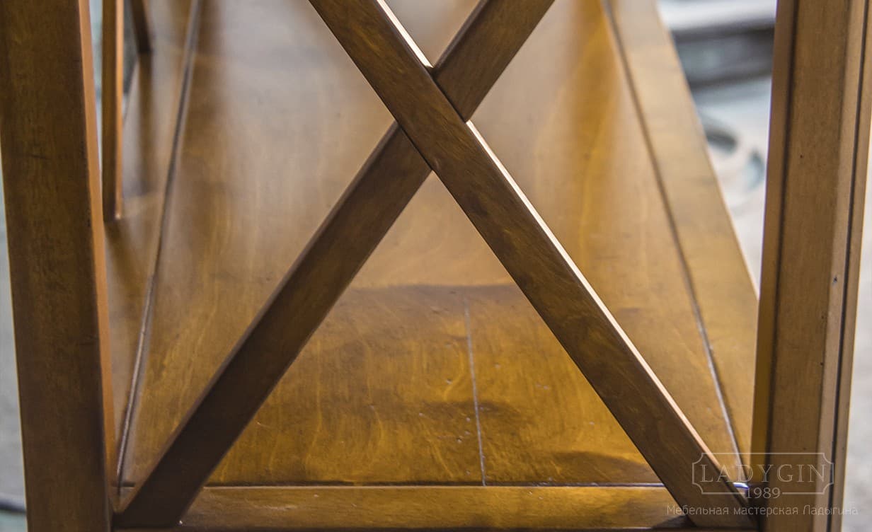 Перекрестья коричневого узкого высокого стеллажа во французском стиле фото