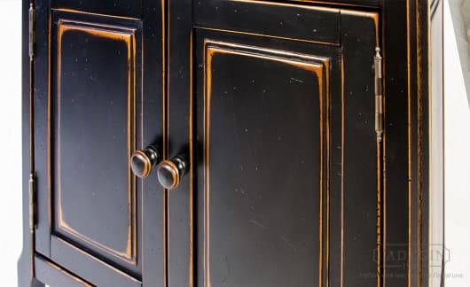 Отделка дверок чёрного высокого стеллажа из массива дерева в классическом французском стиле с 4 полками на цоколе фото