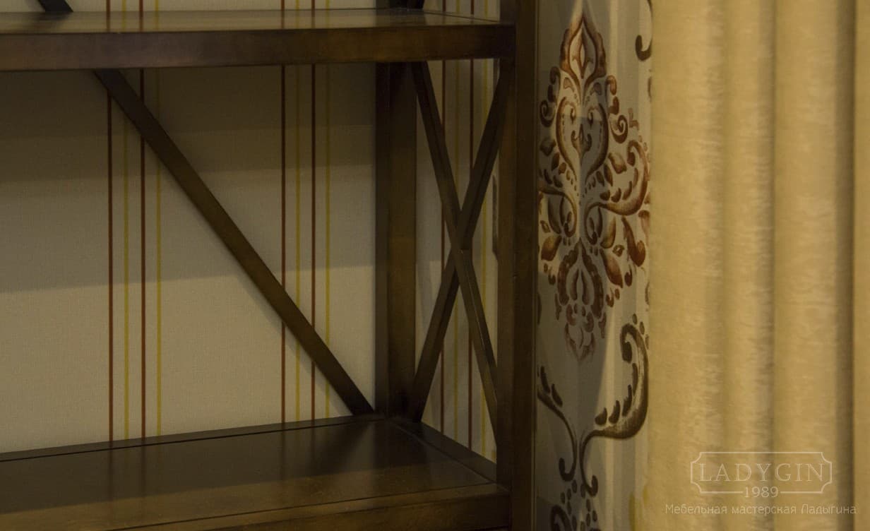 Полки деревянного стеллажа во французском стиле с 2 ящиками и дверками на ножках фото