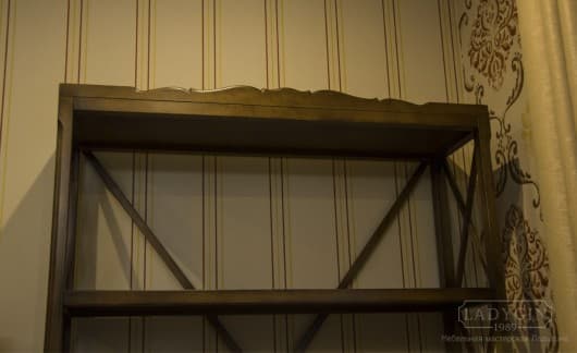 Резной бортик деревянного стеллажа во французском стиле с 2 ящиками и дверками на ножках фото