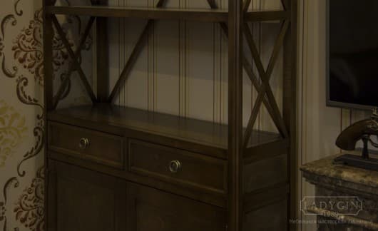 Перекрестия коричневого стеллажа из массива дерева во французском стиле с 2 ящиками и дверками на ножках фото