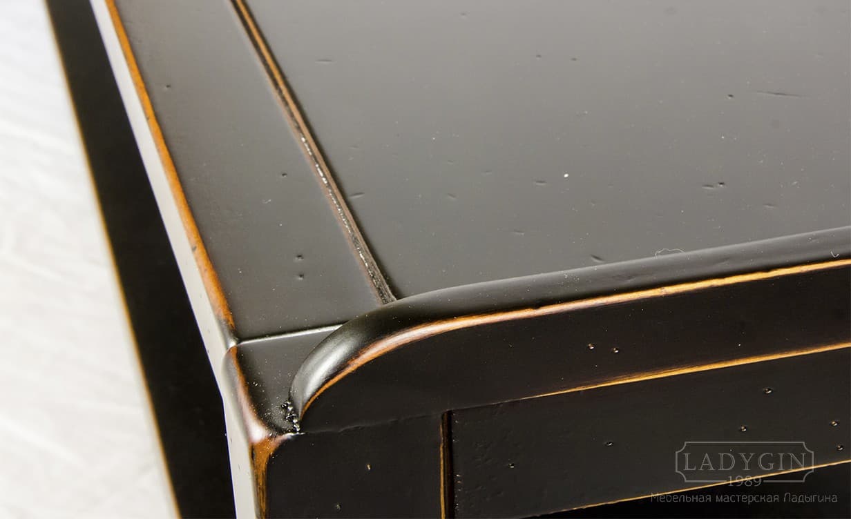 Антикварная отделка чёрной низкой двухуровневой консоли в стиле прованс под телевизор фото