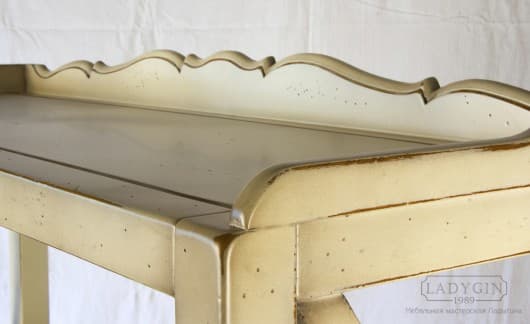 Декоративный резной бортик белой деревянной консоли с 2 полками и 3 нижними ящиками в стиле прованс фото