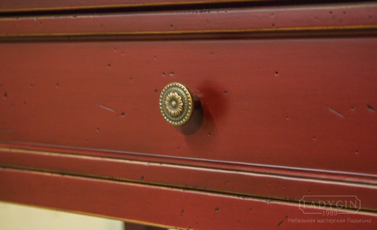 Ручка красной узкой консоли из дерева во французском стиле с ящиком и полкой фото