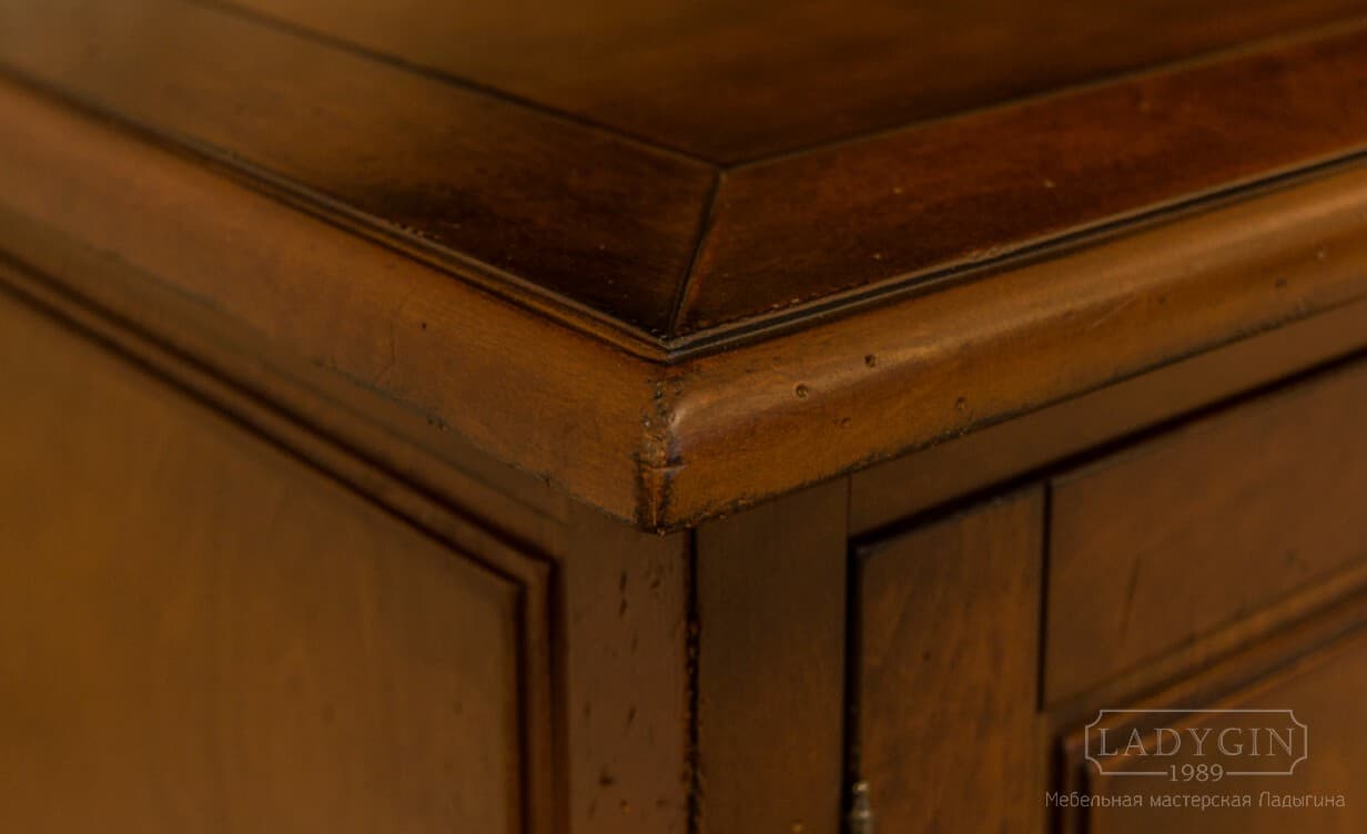 Столешница деревянной тумбы под телевизор во французском стиле с ящиками, дверками и открытой нишей фото