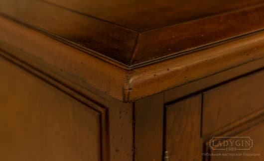 Столешница деревянной тумбы под телевизор во французском стиле с ящиками, дверками и открытой нишей фото