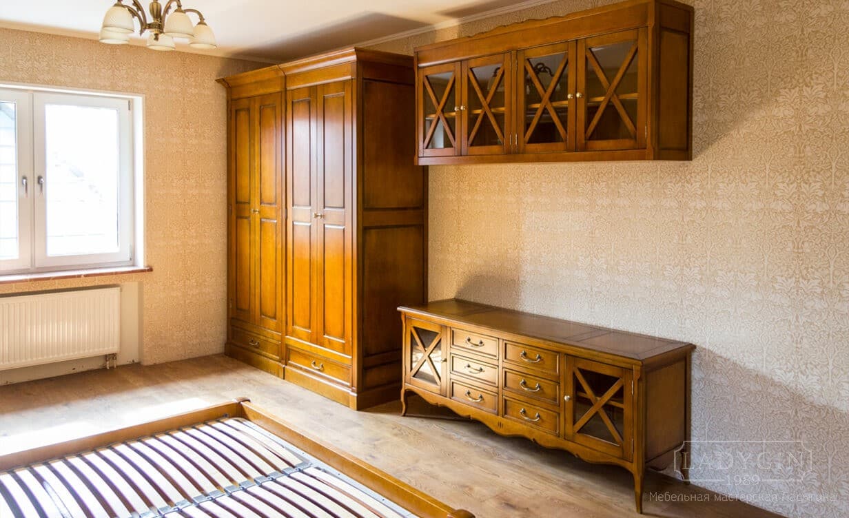 Винтажная деревянная тумба под телевизор в стиле прованс с дверками и 6 ящиками в интерьере комнаты фото