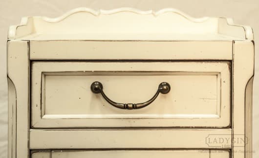 Декоративный бортик и ящик белой деревянной тумбочки с 2 ящиками во французском стиле фото