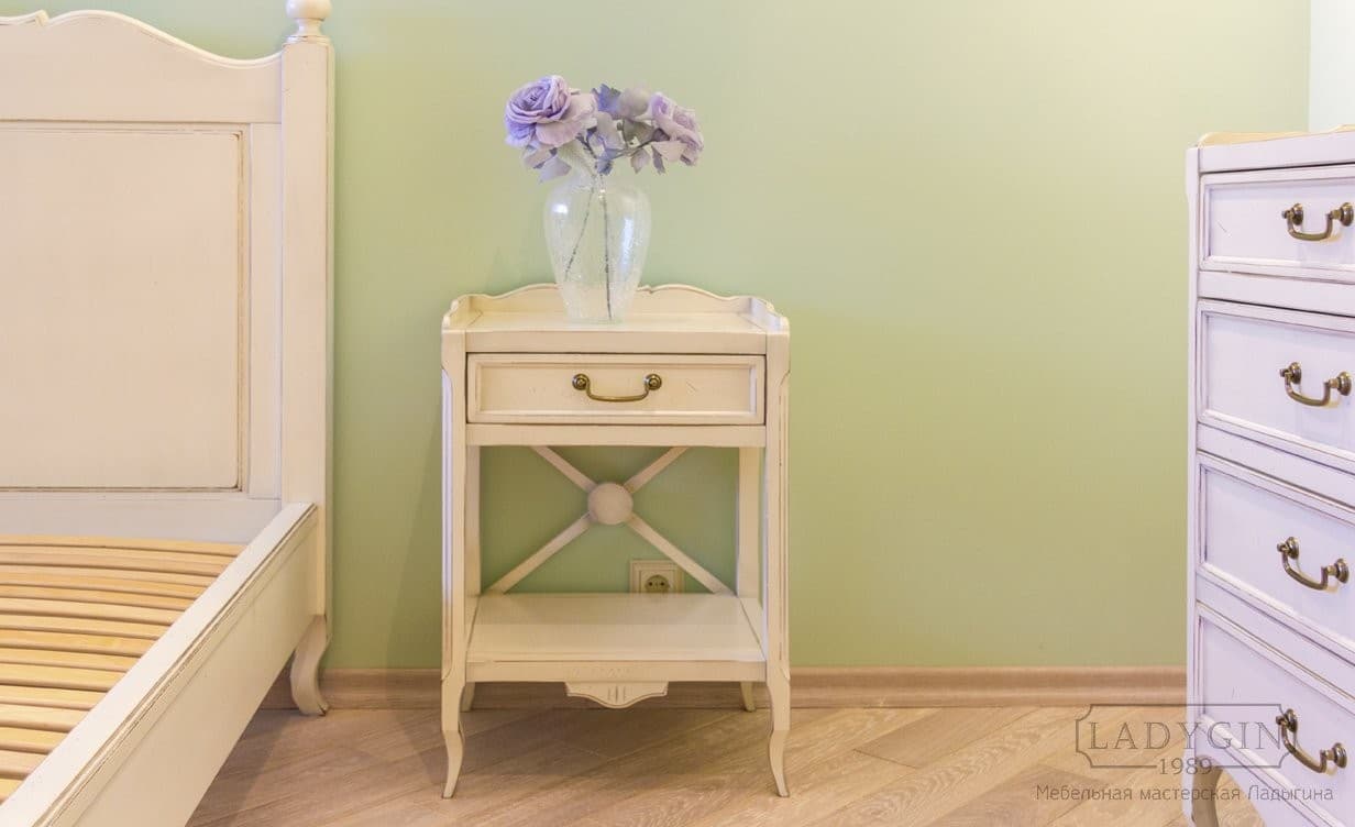 Белая прикроватная деревянная тумбочка в стиле прованс с ящиком и полкой в интерьере фото