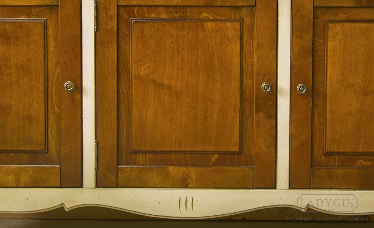 Дверки белого трехстворчатого комода из массива дерева в стиле прованс с 3 ящиками на ножках фото