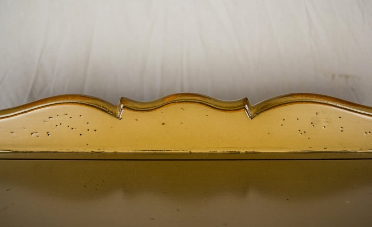 Декоративный бортик желтого двухстворчатого комода из дерева в стиле прованс с 4 ящиками на ножках фото