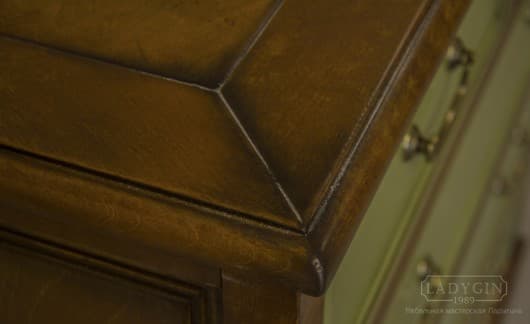 Деревянный винтажный комод с 5 ящиками на цоколе в классическом стиле на заказ - 6