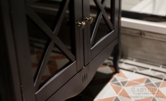 Чёрный деревянный комод-тумба в стиле прованс со стеклянными дверками и ящиком в интерьере фото