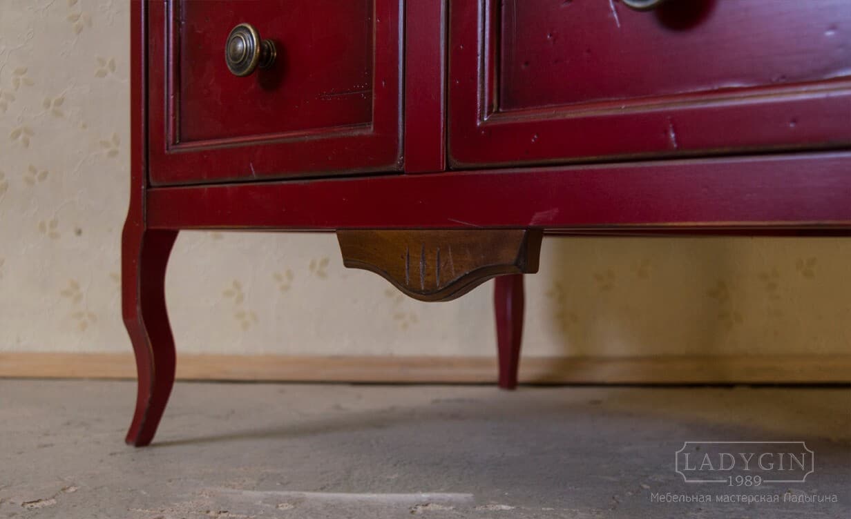 Декоративный элемент красного узкого деревянного комода во французском стиле с 10 ящиками на ножках фото