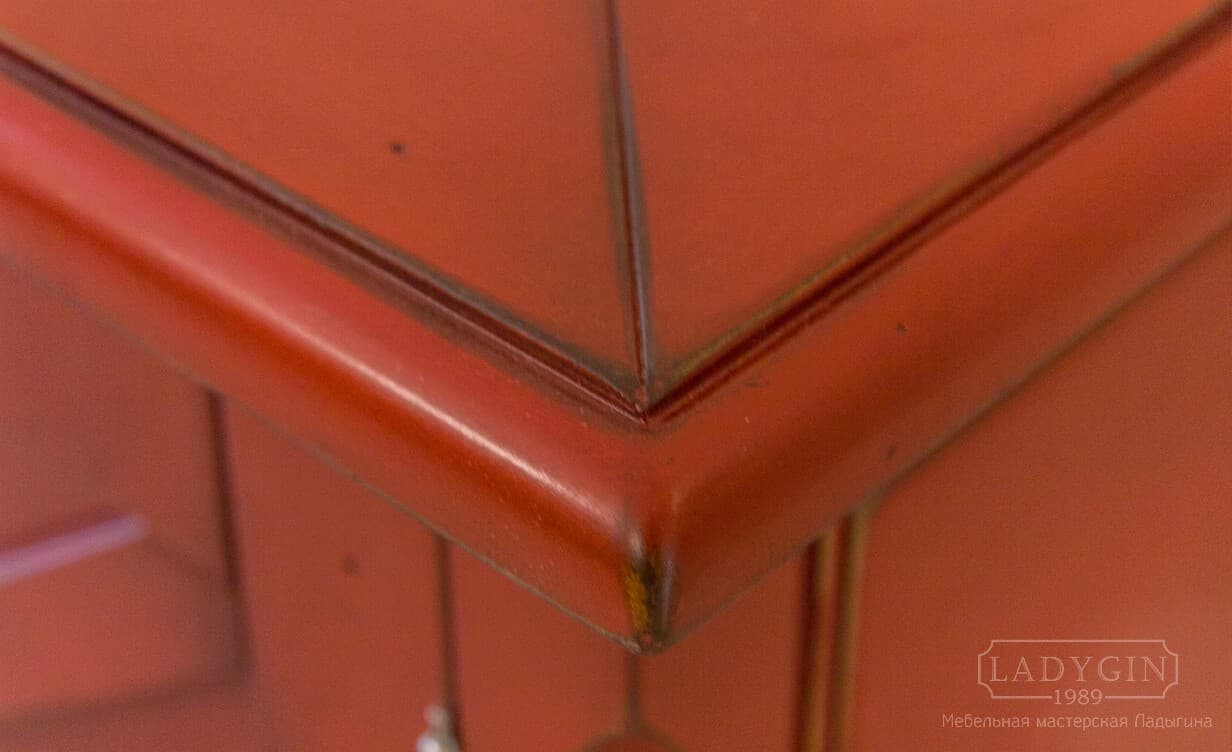 Отделка красного двухстворчатого комода из массива дерева во французском стиле на ножках фото