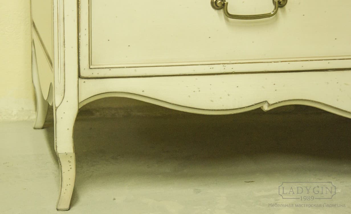 Отделка белого комода из дерева в стиле прованс со столешницей и 4 ящиками на ножках фото