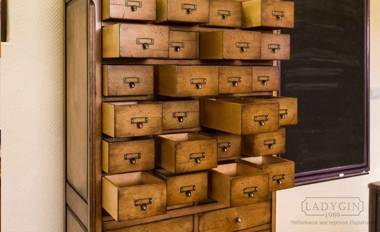 Верхние ящики аптекарского комода из массива дерева во французском стиле с 30 ящиками в интерьере фото