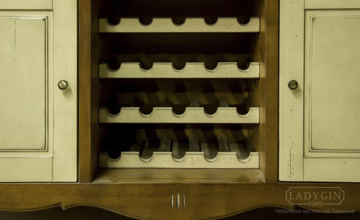 Полки для винных бутылок низкого деревянного буфета в классическом стиле с 3 ящиками фото