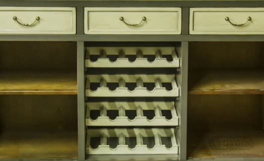 Латунные ручки низкого деревянного буфета в классическом стиле с 3 ящиками и отсеком для хранения 20 бутылок вина фото