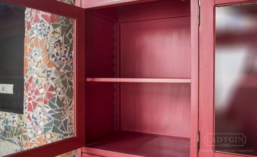 Переставная полка рубинового трёхстворчатого буфета из дерева в стиле прованс с наставной частью на подиуме фото