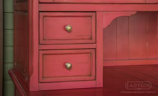 Латунные ручки рубинового трёхстворчатого буфета из дерева в стиле прованс с наставной частью на подиуме фото
