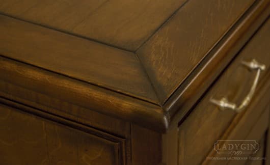 Столешница низкого винтажного буфета из дерева в стиле прованс с ящиками, бутылочницей и дверцами фото