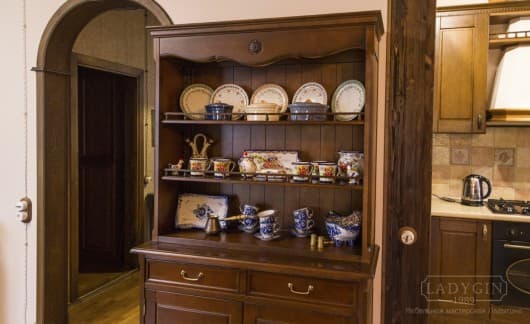 Деревянный открытый буфет с полками и балюстрадой в гостиную в стиле прованс на заказ - 6