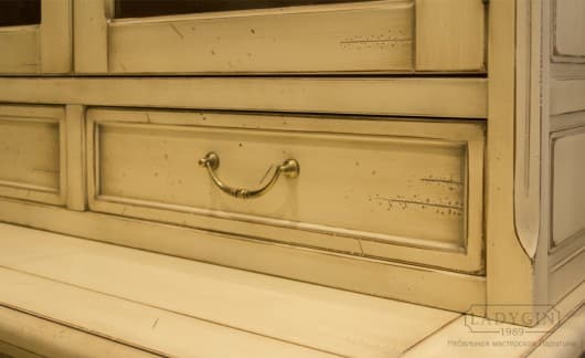 Латунные ручки белого закрытого буфета из массива дерева в стиле прованс с ящиками и дверцами фото