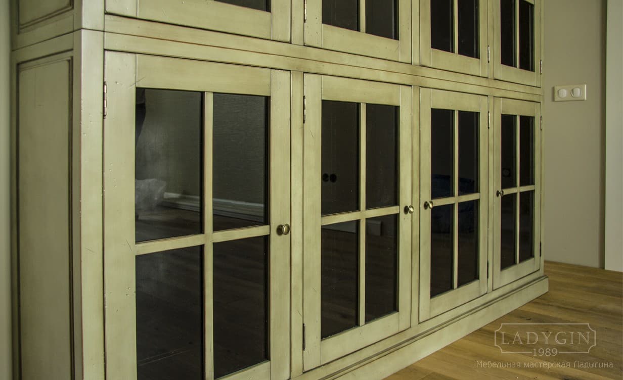 Перекрестия дверок 12-ти секционного шкафа из массива дерева в классическом французском стиле со стеклянными дверками на цоколе фото