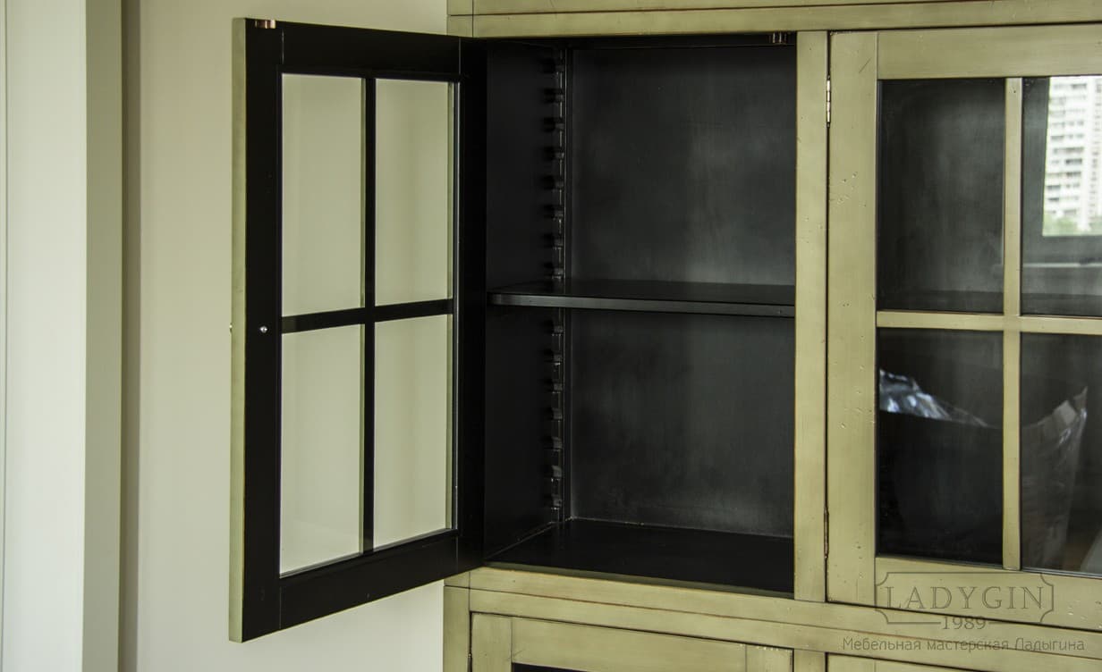 Полки 12-ти секционного шкафа из дерева в классическом французском стиле со стеклянными дверками на цоколе фото