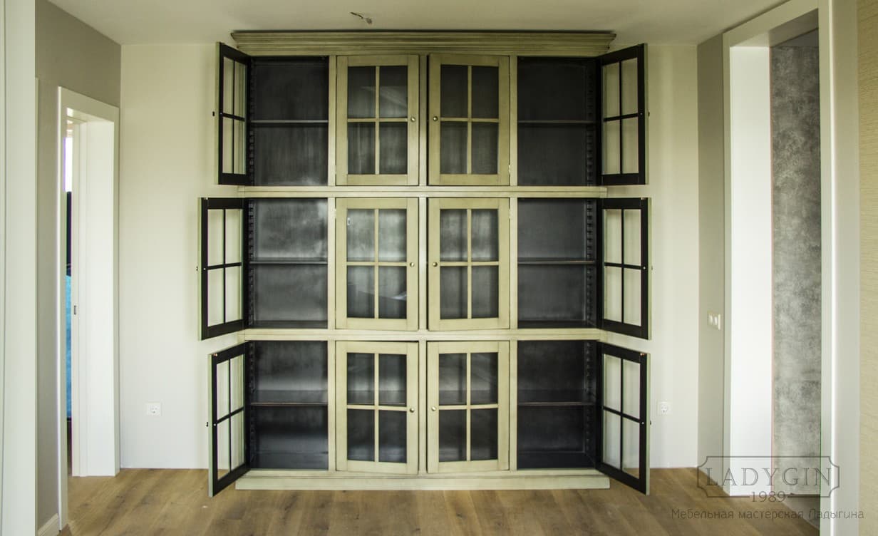 Внутренняя покраска 12-ти секционного шкафа из дерева в классическом французском стиле со стеклянными дверками на цоколе фото