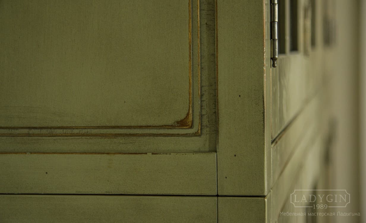 Отделка 12-ти секционного шкафа из дерева в классическом французском стиле со стеклянными дверками на цоколе фото