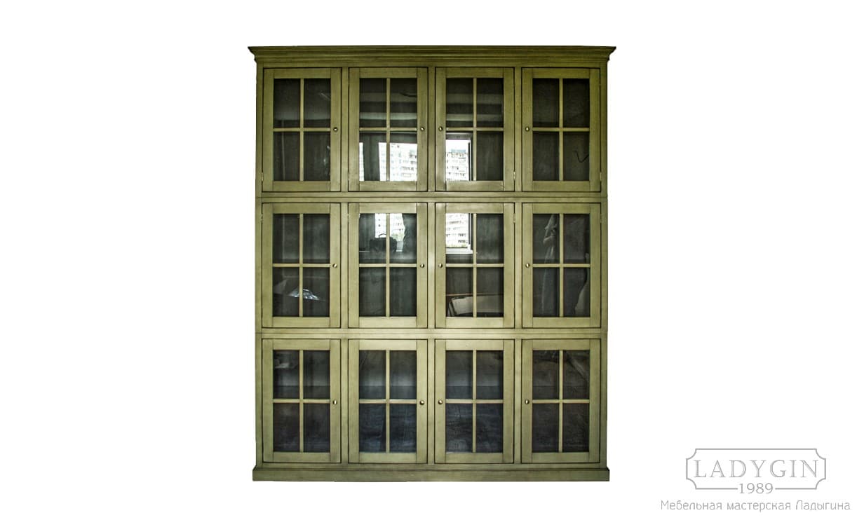 Зеленый 12-ти секционный шкаф из массива дерева в классическом французском стиле со стеклянными дверками на цоколе фото