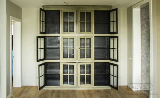 Деревянная библиотека с 12 стеклянными дверками в классическом стиле на заказ - 7