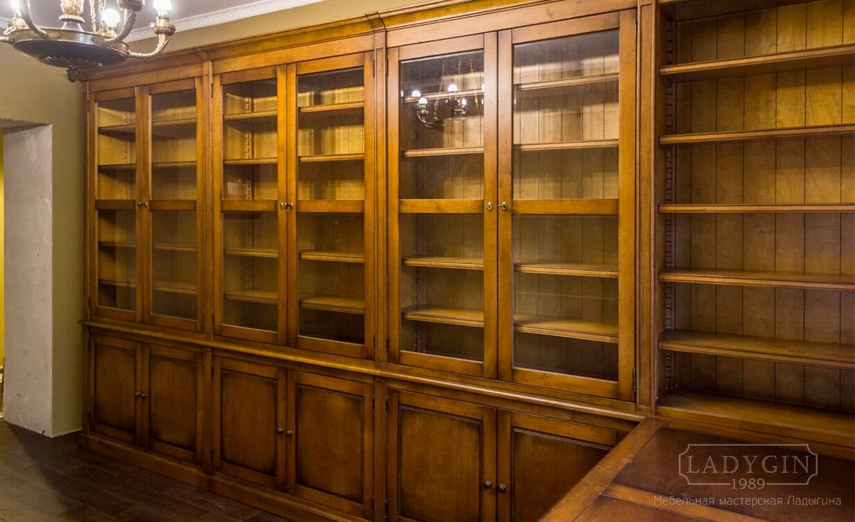 Шкафы деревянного встроенного кабинета в классическом французском стиле фото