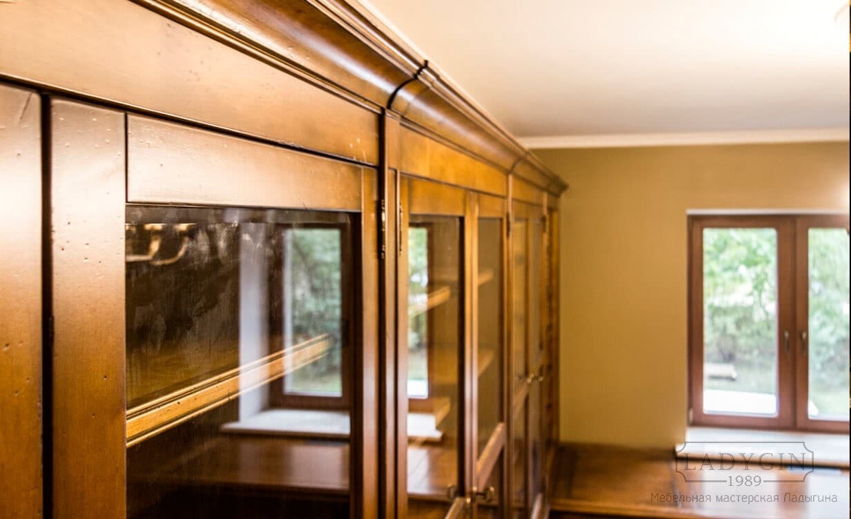 Карниз деревянного встроенного кабинета в классическом французском стиле фото