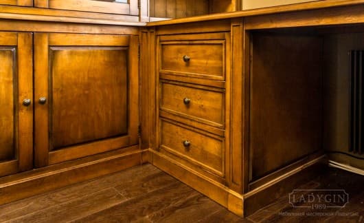 Тумба деревянного встроенного кабинета в классическом французском стиле фото