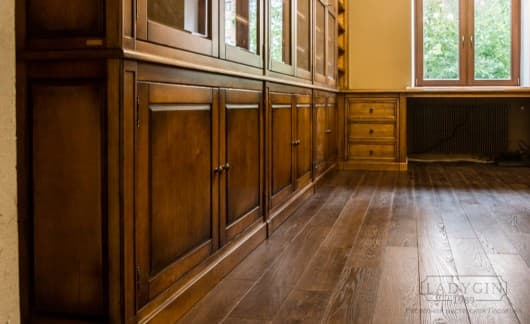 Цоколь деревянного встроенного кабинета в классическом французском стиле фото