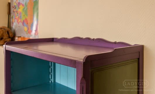 Фиолетовый декоративный бортик и столешница низкой открытой библиотеки во французском стиле фото