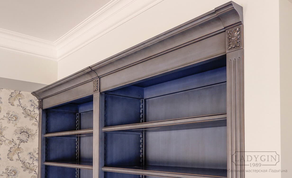 Карниз синей встроенной модульной библиотеки из массива дерева в классическом французском стиле фото
