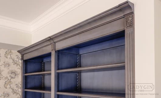 Карниз синей встроенной модульной библиотеки из массива дерева в классическом французском стиле фото