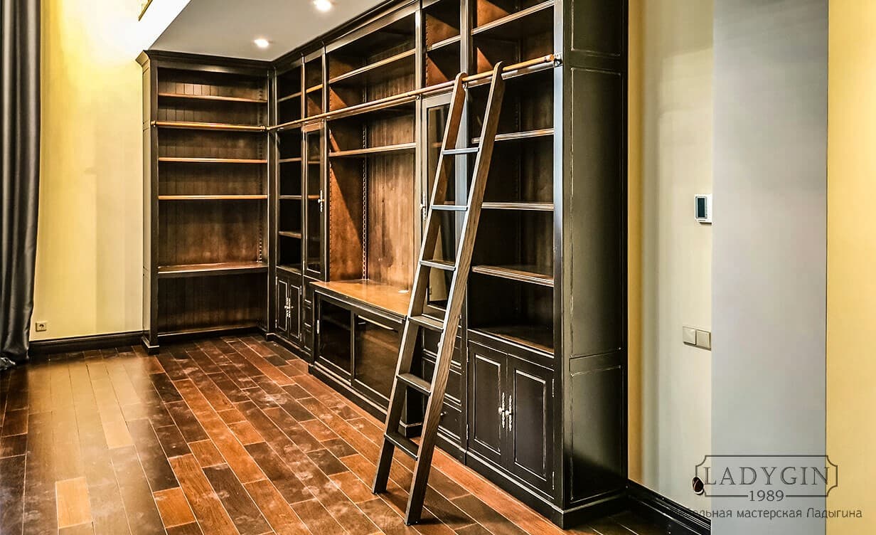 Чёрная модульная библиотека с лестницей в классическом французском стиле фото